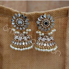 Kundan jhumki Bridal Jewellry, Trendy Silver Jewelry, Fashion Jewelry Necklaces Gold, Silver Bridal Jewellery, Gold Jhumka, Jewellery Board, Indian Wedding Jewelry Sets, Gold Jhumka Earrings, Instagram Jewelry