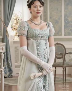 Mais montagens da querida @yerinha_ como sophie Beak Eu simplesmente amo a criatividade dos fãs #bridgerton #shondaland #bridgertonmemes #bridgertonnetflix Bridgerton Outfits, Bridgerton Aesthetic, Regency Romance, Senior Prom, Regency Era, Period Costumes, Evening Dress