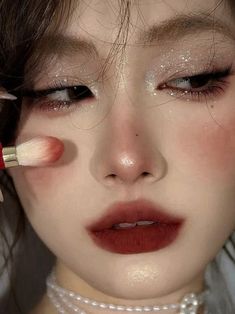 Korean Christmas makeup look: red lips + glittery eyes Makeup Ala Korea, Makeup Asia, No Make Up Make Up Look, Maquillage On Fleek, Christmas Makeup Look, Holiday Makeup Looks, Ethereal Makeup, Winter Makeup, Fancy Makeup