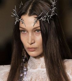 the cruel prince aesthetic Crown Princess Prince Castle Dress, Head Accessories Fashion, Cool Jewelry Aesthetic, Head Jewelry Headpieces, Crown Reference, Wire Headpiece, Woman With Crown, Silver Hair Jewelry, Aesthetic Crown