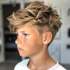 Diese wilde Mähne zeugt von Abenteuerlust und Ungezwungenheit. Perfekt für junge, energiegeladene Persönlichkeiten, lässt diese frisur jungs mittellang ihre Textured Fringe Boys Haircut, Preteen Boy Haircuts Long On Top, Boys Haircut Long On Top Short On Sides, Middle School Boy Haircut, Boys Cool Haircuts, Boys Haircut Long On Top, Cool Hairstyles For Boys, Boys Hairstyle