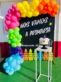 there is a sign that says no vamos a primaria with balloons on it