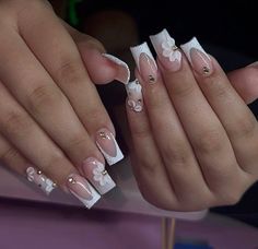 Cute Short Nails With Gems, Cute Simple Nails White, Medium Short Nail Designs, Short Acrylic Nails Designs White, Square Nails Ideas Medium, Nail Inspo Medium Length, Nails With Builder Gel, Hispanic Nails, Short Quince Nails