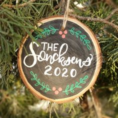 rustic wood slice ornament that says family last name and the year hand lettered in white with green and red leaf and berry doodles Painted Name Ornaments, Berry Doodles, Slice Ideas, Ornament Painting, Tree Cookies, Family Ornaments, Christmas Idea, Diy Ornaments, Painted Christmas Ornaments