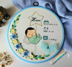 مشخصات کار نخ دمسه فرانسه پارچه تایوان قطرکار ۲۰ سانت کارگاه ژله ای Baby Hoop Embroidery, Baby Rumal, Baby Shower Embroidery, Baby Embroidery Hoop, Embroidery Baby Gifts, Baby Embroidery Ideas, Baby Embroidery Patterns, New Baby Embroidery, Hoop Crafts