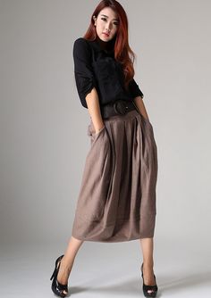 Elegant Linen Gathered Skirt, Chic Linen Maxi Skirt With Pockets, Baggy Pleated Maxi Skirt, Chic Linen Voluminous Skirt, Chic Voluminous Linen Skirt, Chic Linen Full Maxi Skirt, Chic Full Linen Maxi Skirt, Linen Pleated Maxi Skirt In Relaxed Fit, Pleated Linen Long Skirt