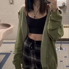 Green Zip Up Hoodie Outfit Aesthetic, Big Green Jacket Outfit, Olive Green Hoodie Outfit, Outfits With Green Jacket, Green Zip Up Outfit, Green Hoodie Outfit Aesthetic, Green Hoodie Aesthetic, Green Jacket Outfit Aesthetic, Green Zip Up Hoodie Outfit