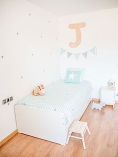 Una habitación infantil en tonos mint Toddler Bed, Mint, Bed, Home Decor, Home Décor