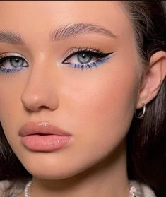 Makeup Looks For Dusty Blue Dress, Bottom Liner Make Up, Blue Bottom Liner Makeup, Edgy Eye Makeup Looks, Night Out Eyeliner, Rinestine Eye Makeup, Negative Space Eyeliner, Color Under Eye Make Up, Make Up Yeux Bleus