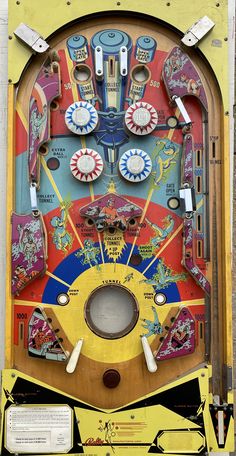 an old fashioned pinball machine with many buttons