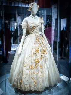 Dress designed for Princess Margaret by Christian Dior at the V&A Exhibition. © The Cutting Class, 2019. Image 1. Princess Margaret Dress, Houte Couter, Dior Wedding Dress, Dior 1947, Dior Designer Of Dreams, Dress Texture, Ballroom Blitz, Body Aesthetics, Birthday Dress 21st