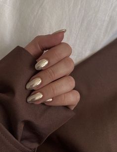 Crome Nails Gold, Gold Nail Chrome, Sheer Gold Chrome Nails, Hold Chrome Nails, Natural Metallic Nails, Glazed Gold Nails, Gold Crome Nails Almond, Gold Shiny Nails, Oval Gold Nails