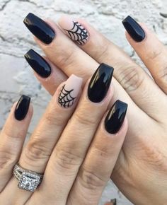 Web Nails, Halloween Nail Art Easy, Black And White Nail, Black Halloween Nails, Unghie Sfumate, Kutek Disney