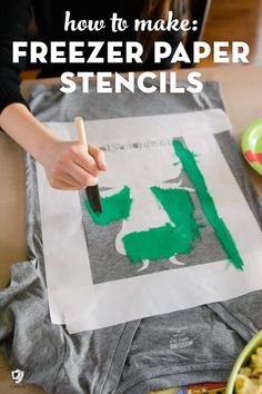 How to make freezer paper stencils. A fun and cute way to make your own tshirts! #freezerpaper #DIY Burlap Table Runner Diy, T Shirt Stencils, Fabric Spray Paint, Polka Dot Chair, Stencil Fabric, Diy Monogram, Diy Disney Shirts, Images Disney