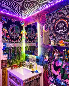 Trippie Room Aesthetic, Trippy Rooms Bedrooms Ideas, Hippy Bedroom Decor, Trippy Bedroom Decor Room Ideas, Trippydraws Room, Trippy House Aesthetic, Trippy Room Decor Ideas, Trippy Bathroom Decor, Psycadelic Room Aesthetic