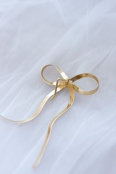 This ponytail cuff is the beautiful touch to any ponytail! Simply slip the L shaped pin into the middle of any ponytail. Comes in gold and has a bow in a herringbone patterned material. It adds that extra flair to any fancy outfit but also levels up any casual outfit. Long story short, this is your next closet must-have!!! COMES WITH ONE. Hair Cuff, Fancy Outfit, Bow Ponytail, Mad Hatter Hat, Hair Cuffs, Candle Cards, Long Story Short, Sorority Girl, Ponytail Hair