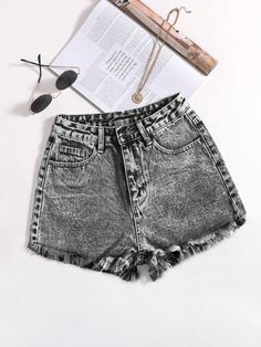 Light Grey Casual Collar  Denim Plain Straight Leg Embellished Non-Stretch  Women Clothing Casual Denim Shorts, Nike Fashion Shoes, Style Français, Jeans Casual, Grey Jeans, Distressed Denim Shorts, Short En Jean, Inspiration Mode, Casual Denim