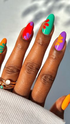 30 Gel Nail Ideas for June With a Fresh, Summery Vibe Carnival Nails, Multicolored Nails, Summery Nails, Cute Summer Nails, Funky Nails, Makati, Chrome Nails, Green Nails