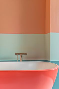 28 Bathroom Paint Color Ideas Bathroom Bright Colors, Colorful Bathroom Walls, Coloured Bathroom Suite, Green And Coral Bathroom, Coral Bathroom Ideas, Bright Bathroom Ideas, Fun Bathroom Colors, Orange Bathroom Walls, Colourful Bathrooms