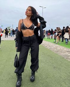 Rave Fits For Winter, Edgy Music Festival Outfit, Edm Winter Concert Outfit, Comfy Cute Festival Outfits, Festival Cold Outfit, Festival Outfits For Cold Weather, Winter Music Festival Outfit Cold, Black Music Festival Outfit, Reggaeton Party Outfit