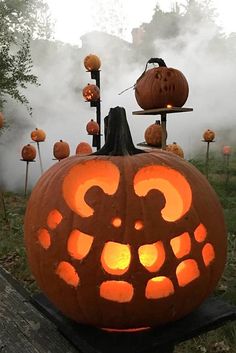 a carved pumpkin sitting on top of a wooden bench