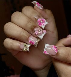 Short Nail Inspo With Charms, Short Sets Nails, Short Charm Nails, Floral Short Nails, Birthday Nails Short Square, Bling Short Nails, Short Nails With Charms, Short Bling Nails, Nails Feminine