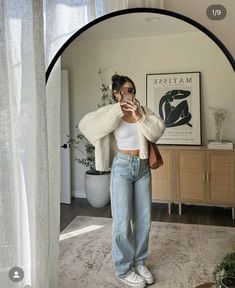 Cream Cardigan Outfit, White Cardigan Outfit, Cardigan Outfit Aesthetic, Knit Cardigan Outfit, White Converse Outfits, Sixth Form Outfits, Skandinavian Fashion, Uni Outfits, Outfit Inspo Casual