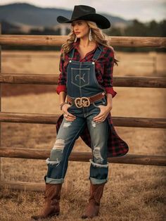 15 Western Outfit Ideas to Unleash Your Inner Cowgirl Chic 5 Overall Cowgirl Outfit, Western Style Outfits Cowgirl Chic, Western Street Style, Modern Cowgirl Outfits, Cowgirl Outfit Ideas, Western Outfit Ideas, Cowgirl Core, Wild West Outfits, Yellowstone Outfits