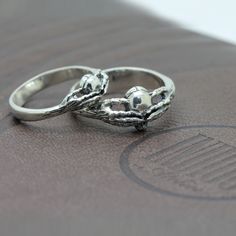 Blinder Tod, Skelett Claddagh, Liebe zum Tod, Verlobungsring mit Totenkopf aus Sterlingsilber

 ◆ Liebt einander in eurem Leben so stark ihr könnt, bis der Tod blind ist. Ein wunderschöner Unisex-Ring mit Skeletthänden an den Seiten, die den Schädel halten und seine Augen bedecken.

 ◆ Merkmale:




 Artikelnummer: 924460cg

 Sammlung: LIEBE ZUM TOD



 Stil – Verlobungsring, Pinky-Ring;




 Brandneuer Ring aus Sterlingsilber 925. Nicht plattiert!, 100 % massives Silbermetall!

 Ca. Gewicht de Indigo Jewelry, Measure Ring Size, S Ring, Rings Unique, Skeleton Skull, Unisex Ring, Unique Engagement, Couple Rings, One Ring