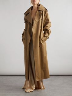 When it comes to trans-seasonal dressing, there's no better investment than a classic trench coat. SAINT LAURENT's iteration is made from cotton-twill and has the typical shoulder epaulettes, generous storm flap and double-breasted front. The detachable belt allows you to cinch the oversized shape, while the dark-sand shade will go with just about everything in your closet. Shoulder Epaulettes, Oversized Trench Coat, Flat Dress Shoes, Floral Dresses Short, Classic Trench Coat, Sport Swimwear, Jo Malone London, Swimsuit Dress, Short En Jean