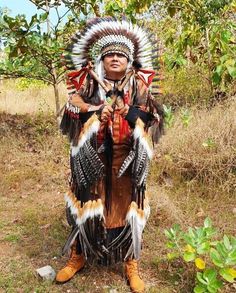 *Made to Order I usually need about 2-3 week to make it. If you have specific requests regarding to colors, sizes or quantities feel free to contact me 4beadsandfeathers@gmail.com This Indian headdress replica is entirely handmade and truly adorable. Made from real feathers with beaded headband which colors and pattern may vary. Ties in the back for a perfect fit. This will be precious for festivals, photos, a costume, or even room decor. One size fits most ✈️ Worldwide shipping 🐤 I only use au American Costume, Indian Headdress, Beaded Headband, Costume Hats, Costume Outfits, Serbia, Gmail Com, Headdress, Costume Accessories