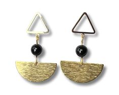 These beautiful Ulu earrings are made with: -18k gold plated triangle studs -18k gold plated charm -Gold plated wire -Obsidian stone High quality materials only Super lightweight Dimensions approximately: 3.5 cm long, 2.2 cm wide Diy Soda, Obsidian Stone, Triangle Studs, Onyx Bead, Wedding Jewelry Earrings, Cute Little Things, Swarovski Earrings, Swarovski Pearls, Wedding Earrings