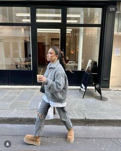 Winter Breakfast Outfit, Bucket Hat Outfit Winter, Granola Mom, Easy Fall Outfits, Vogue Poses, Uggs Tasman, Ugg Outfits, Amsterdam Outfit, Ootd School