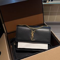 1:1 Replica Bags  Measurement: 23 cm / 9.1 inches   This Product Is Of The Best Quality.  The Production Time Is 3-5 Working Days.  Includes Box, Dust Bag, Care Manual, Booklet, Card, Bill Of Sale… Goyard Wallet, Dior Hat, Louis Vuitton Hat, Bill Of Sale, Goyard Bag, Louis Vuitton Jewelry, Louis Vuitton Wallet, Fendi Shoes, Fendi Belt