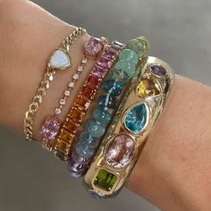 Old Lady Jewelry, Gold And Gemstone Jewelry, Artsy Jewelry Aesthetic, Unique Pieces Clothing, Unique Gemstone Jewelry, Chunky Colorful Jewelry, Beaded Bracelets Stack, Cool Girl Jewelry, Maximalist Jewelry Gold