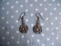 Brinco PENTAGRAMA 2 Ear Piercings, Dean, Belly Button Rings, Supernatural, Piercings, The Story, Books Wattpad, Hair Accessories, Ootd