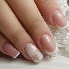 Discover the top Christmas nail art trends for 2024! From holographic designs to cute holiday accents, these nails are perfect for celebrating the season in style. ✨🎁 #ChristmasNails #HolidayNailArt #NailArtTrends French Tip Acrylic Nails, Makijaż Smokey Eye, Short Acrylic Nails, Square Nails