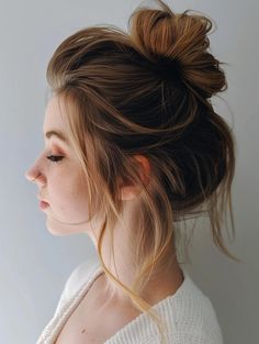 Fresh Messy Bun Styles for Medium Hair 2024 Bun Hairstyles For Medium Hair, Bun Looks, Bun For Short Hair, Braids Accessories, Styles For Medium Hair, Shaggy Long Hair, Medium Curly