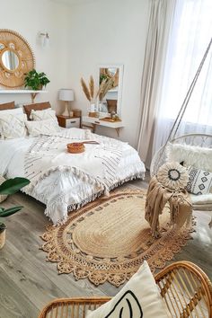 Découvrez les luminaires tendance de 2021 pour donner de la personnalité à votre intérieur #eclairage #decoration #inspiration #interieur #styledeco #industriel #vintage #scandinave #artdeco #retro Retro Chic Bedroom Ideas, Boho Book Corner, Bedroom Decor For Couples Romantic, Romantic Bedroom Decor, Bedroom Decor For Couples, Bedroom Decor Inspiration, Dekorasi Kamar Tidur, Redecorate Bedroom, Cozy Room Decor