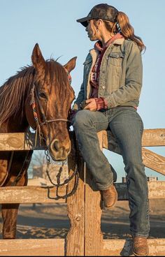 Farm Girl Outfits, Ranch Outfits, Yellowstone Outfits, Country Girl Aesthetic, Western Girl Outfits, Cowgirl Pictures, Casual Country Outfits