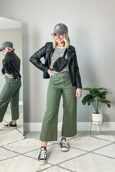 Olive Jeans Outfit, Green Jeans Outfit, Olive Pants Outfit, Olive Green Pants Outfit, Green Cargo Pants Outfit, Green Pants Outfit, Olive Jeans, Outfits Con Jeans, Casual Attire For Women