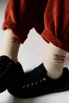 Socks in two colors and logo in contrast color. Length over the ankle with our TNS logo in contrast color. Made in organic cotton. 100% organic cotton. Texture Socks, Boy Gif, Contrasting Colors, Ruby, Organic Cotton, Socks, Texture, ? Logo, Color