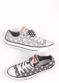 Polka Dots Chucks Polka Dot Converse, Cute Converse, Mode Tips, Cooler Look, Converse Sneakers, Carrie Bradshaw, Crazy Shoes, Shoe Obsession, Hippie Chic