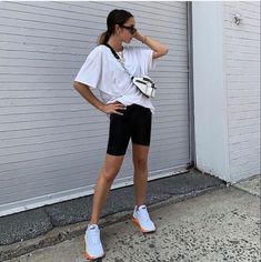 Bycicle Outfit, Shorts Under Dress, Casual Brunch Outfit, Latina Outfit, Light Denim Jacket, Black Leggings Outfit, Summer Shorts Outfits, Black Jeans Outfit