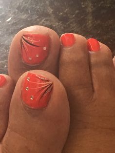 Pedicure Ideas Coral, Coral Pedicure Toenails Art Designs, Pedicure Nail Designs Summer, Coral Toe Nails Pedicures, Coral Toenails, Toe Flower Designs, Summer Pedicure Designs 2023, August Pedicure Ideas, Pedicure Coral