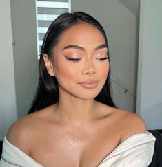 Bridal Makeup Smokey Eye Natural, Signature Glam Makeup, Bridal Natural Glam Makeup, Soft Birthday Makeup, Natural Makeup Looks For Graduation, Graduation Picture Makeup Ideas, Latina Bridal Makeup, Bridesmaid Makeup Hooded Eyes