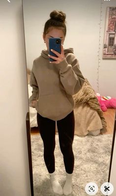 Basic Clothes For Winter, Cute Things To Wear With Leggings, Outfits That Everyone Has, Cute Outfits For 8th Grade, Fall Outfirs, Cute Outfits With Flare Leggings, Comfy School Outfits Winter, White Crocs Outfit, Sarah Logan