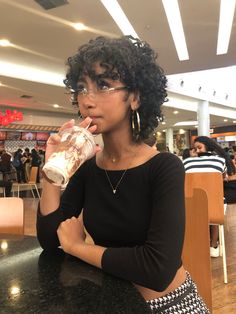 Posing For Short Women, Curly Afro Bangs, Star Girl Hairstyle, Curly Hair Photoshoot, Curly Hairstyles Short, 4c Hairstyles, Hair Reference