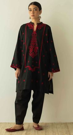 Meera Rajput, Soof Embroidery, Kashmiri Dress, Kashmiri Embroidery, Black Kurta, Winter Suits, Kutch Work, Simple Kurta Designs