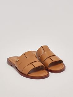 100 Le Luxury Calf Leather Sandals With Textured Sole, Luxury Michael Kors Sandals For Spring, Luxury Leather Michael Kors Sandals, Michael Kors Luxury Leather Sandals, Luxury Michael Kors Leather Sandals, Luxury Michael Kors Sandals, Michael Kors Casual Leather Sandals, Casual Michael Kors Leather Sandals, Female Senator Wears